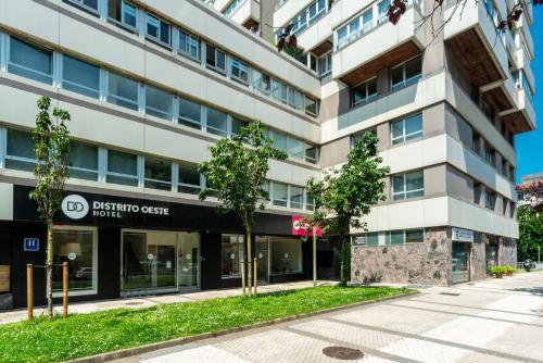 un edificio de oficinas con un cartel que lee hotel District Crest en Hotel Distrito Oeste en San Sebastián