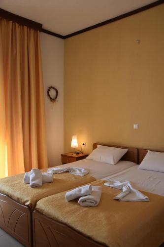 Ένα ή περισσότερα κρεβάτια σε δωμάτιο στο Polizotou Rooms