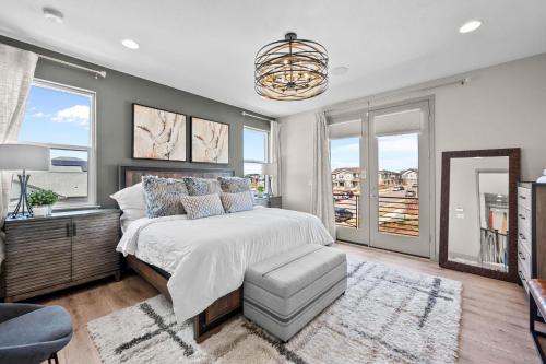 a bedroom with a bed and a chandelier at Orleans Street - Aurora in Aurora