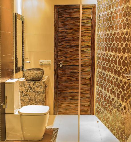 a bathroom with a toilet and a glass door at Rok Plaza in Alcalá