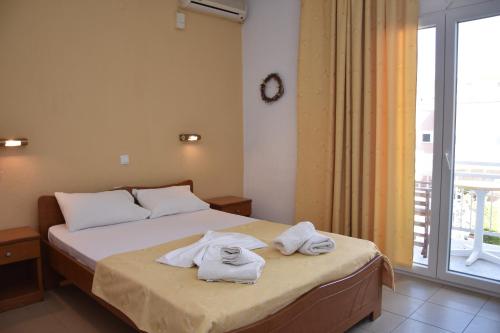 Ένα ή περισσότερα κρεβάτια σε δωμάτιο στο Polizotou Rooms