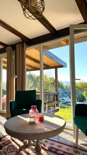 un soggiorno con un tavolo e alcune sedie di Perla Accommodation a Visoko