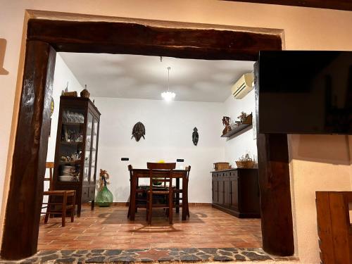 - une cuisine avec une table et des chaises dans la chambre dans l'établissement villa Cycas, à Maratea