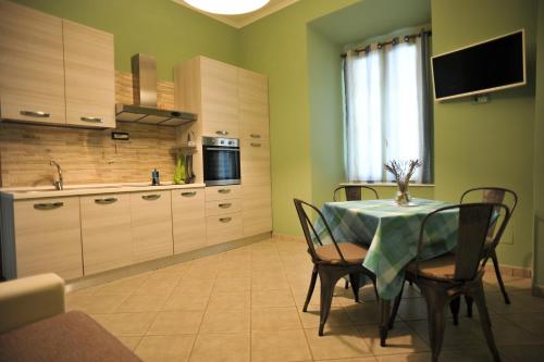 cocina con mesa y sillas en In Center apartaments, en Salerno