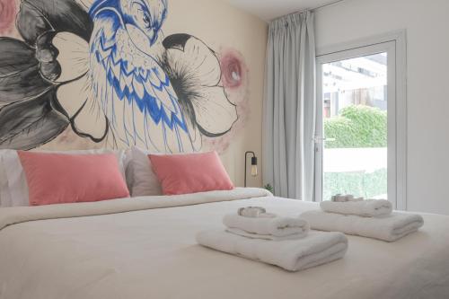 1 dormitorio con 1 cama grande y 2 toallas. en Fliphaus Niceto Vega - 3 Bd Event Friendly en Buenos Aires