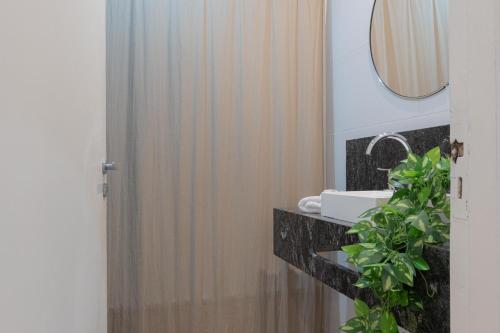 y baño con ducha, lavabo y espejo. en Fliphaus Niceto Vega - 3 Bd Event Friendly en Buenos Aires