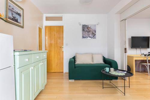 sala de estar con sofá verde y mesa en Apartment Silvana, en Split