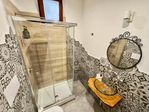 ein Bad mit einer Dusche und einem Waschbecken in der Unterkunft Dimora degli Ulivi in Caprioli