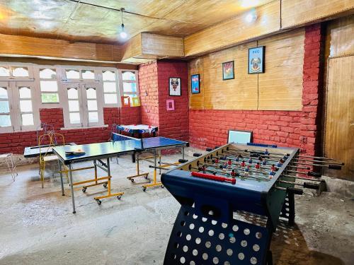 Ein Billardtisch in der Unterkunft Hostel 360 Degree Jibhi
