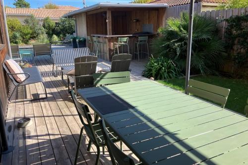 un patio con mesa y sillas en un patio trasero en Sumptuous Cap Ferret Style House, en La Teste-de-Buch