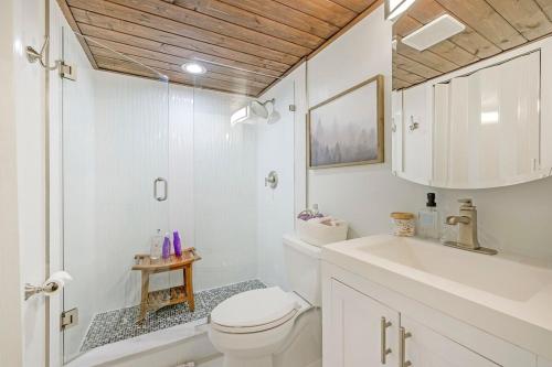 那不勒斯的住宿－Modern Condo With Pool Steps From Vanderbilt Beach，白色的浴室设有卫生间和水槽。