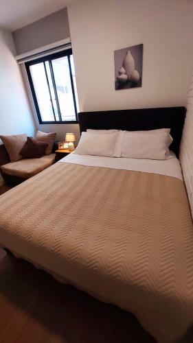 a bedroom with a large bed and a window at Hermoso y elegante monoambiente in Cochabamba