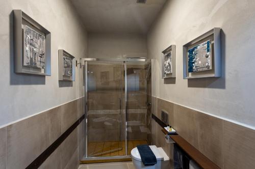 een badkamer met een douche en een toilet bij ArtStudio6 Dimora Artistica in Campobasso