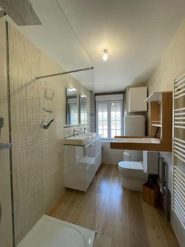 une salle de bain avec une douche, un lavabo et des toilettes dans l'établissement Maison de famille avec SPA, à Clécy