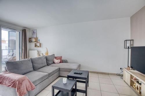 - un salon avec un canapé et une télévision dans l'établissement Beautiful apartment in the heart of Annecy, à Annecy