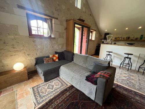un salon avec un canapé et une table dans l'établissement Proche Beauval appartement 60m2 avec mezzanine et petite terrasse, à Faverolles-sur-Cher