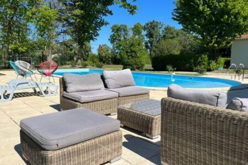 Bazén v ubytování Belle dépendance avec piscine nebo v jeho okolí