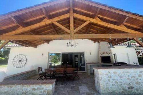 Patio nebo venkovní prostory v ubytování Belle dépendance avec piscine