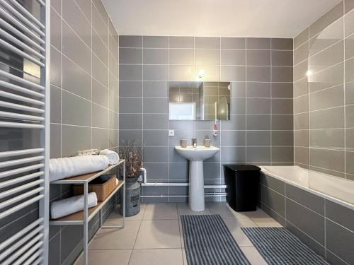 un baño con lavabo y bañera en La Casa Metzervisse, en Thionville