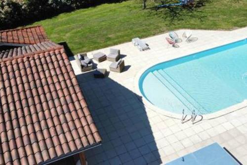 Bazén v ubytování Belle dépendance avec piscine nebo v jeho okolí