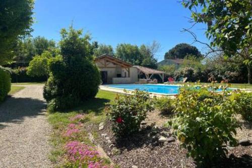 Bazén v ubytování Belle dépendance avec piscine nebo v jeho okolí