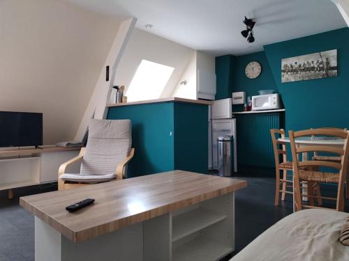 une chambre avec une table et deux chaises ainsi qu'une cuisine dans l'établissement Sur la route de Chambord, à Muides-sur-Loire