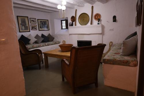 sala de estar con mesa y sofá en Casa rural el Ayozar, en Albanchez de Úbeda