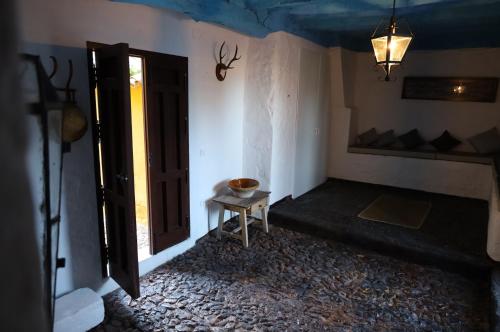 una habitación vacía con una puerta y una mesa pequeña en Casa rural el Ayozar, en Albanchez de Úbeda