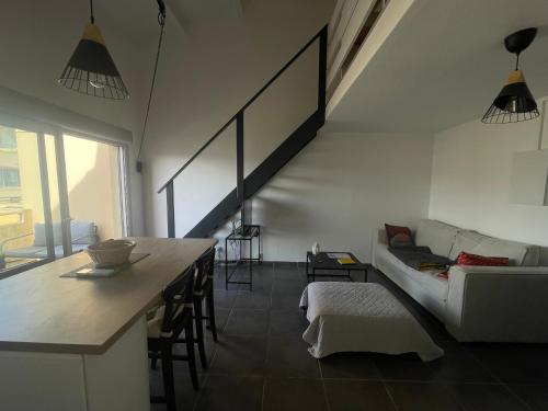 - un salon avec un canapé et une table dans l'établissement Appartement 40m2 - Bord de mer, à Frontignan