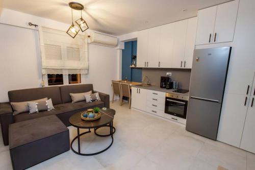 cocina y sala de estar con sofá y mesa en Sunrise Haven Suite en Xanthi