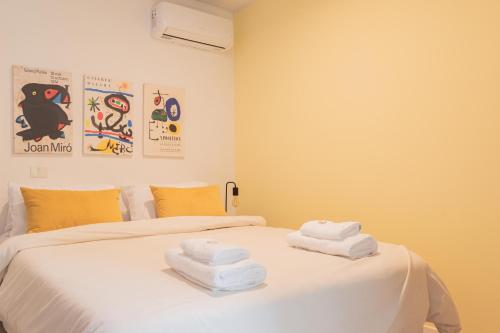 1 dormitorio con 2 toallas blancas en una cama en Fliphaus Arhaus 'a' - 1 Bd In Palermo Soho en Buenos Aires