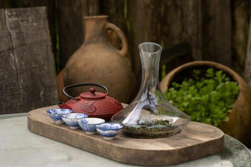 einen Tisch mit einer Vase und ein paar blau-weiße Schalen in der Unterkunft Tea Gezruli in Tsinsopʼeli