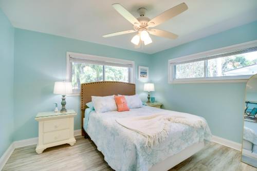 1 dormitorio con 1 cama y ventilador de techo en Dog-Friendly Vero Beach Home Less Than 7 Mi to Coast!, en Vero Beach