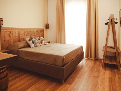 ein Schlafzimmer mit einem Bett, einer Leiter und einem Stativ in der Unterkunft U Zuccareddu in Alcamo