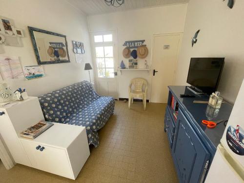un salon avec un canapé et une télévision dans l'établissement Agréable maison de vacances, à La Tranche-sur-Mer