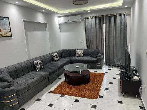 - un salon avec un canapé et une table dans l'établissement Nice apartment in mostafa kamel city square, à Alexandrie