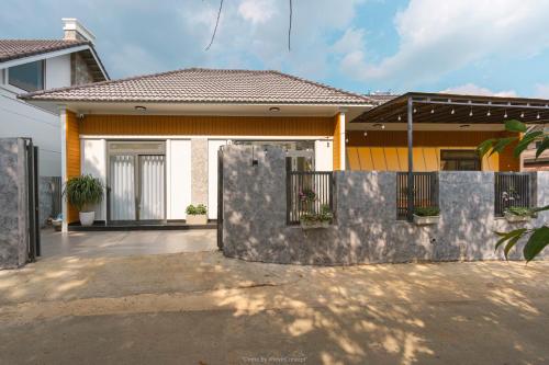 a house with a fence in front of it at Lucia House in Ấp Kim Thạch