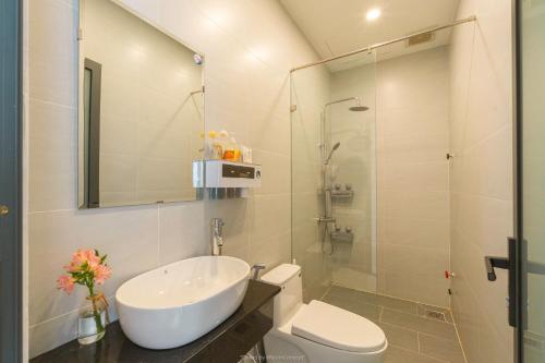 y baño con lavabo, aseo y ducha. en Lucia House, en Ấp Kim Thạch