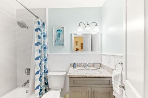 une salle de bain blanche avec toilettes et lavabo dans l'établissement La Luna Vista -- Pool and History, à Saint Augustine