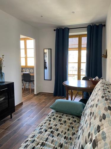 - un salon avec une table et des rideaux bleus dans l'établissement appartement sur le vieux port, à Bastia