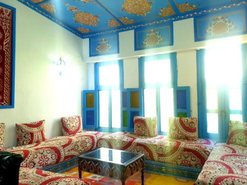 a living room with a couch and a table at Dar Casa Plasa Grande in Chefchaouene