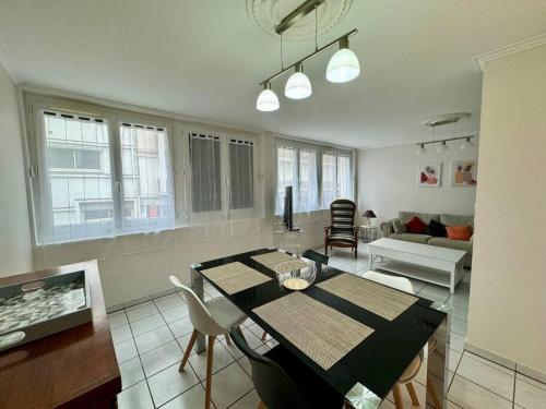 une cuisine et un salon avec une table et des chaises dans l'établissement F3 Plein Cœur Centre Clermont FD avec Parking Montrognon, à Clermont-Ferrand