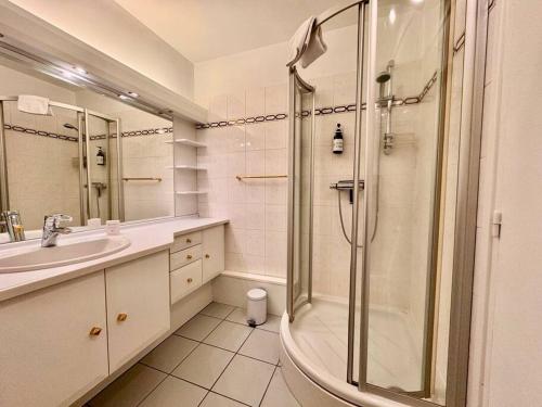 a bathroom with a shower and a sink at F3 Plein Cœur Centre Clermont FD avec Parking Montrognon in Clermont-Ferrand