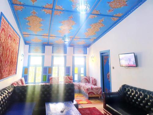 a living room with a blue ceiling and a couch at Casa Plasa Grande chefchaouen in Chefchaouene