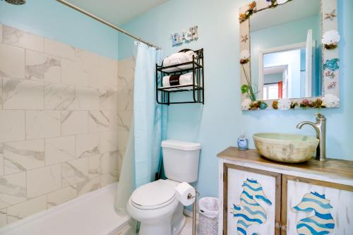 La salle de bains est pourvue de toilettes, d'une baignoire et d'un lavabo. dans l'établissement Vero Beach Home with Private Hot Tub Near Beaches!, à Vero Beach