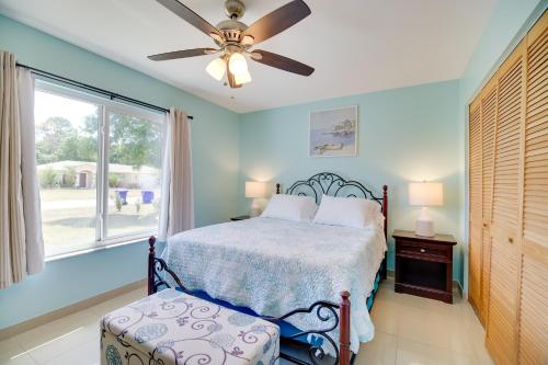 - une chambre avec un lit et un ventilateur de plafond dans l'établissement Vero Beach Home with Private Hot Tub Near Beaches!, à Vero Beach