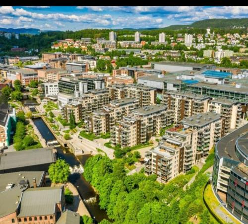 uma vista aérea de uma cidade com edifícios altos em The sky penthouse em Oslo