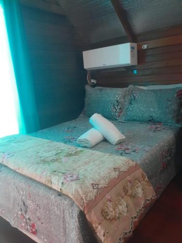 Ένα ή περισσότερα κρεβάτια σε δωμάτιο στο Cabanas São Miguel