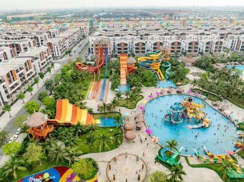 una vista aérea de un parque acuático en un complejo en Homestay Ocean Park 2, en Hanói