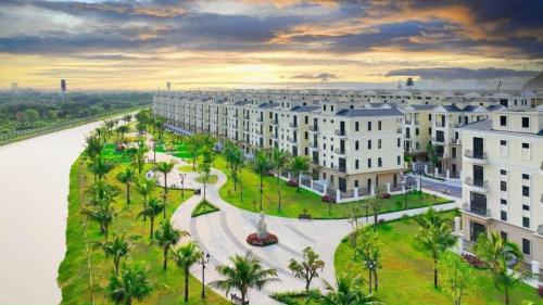 una vista aérea de un complejo de apartamentos con palmeras en Homestay Ocean Park 2, en Hanói